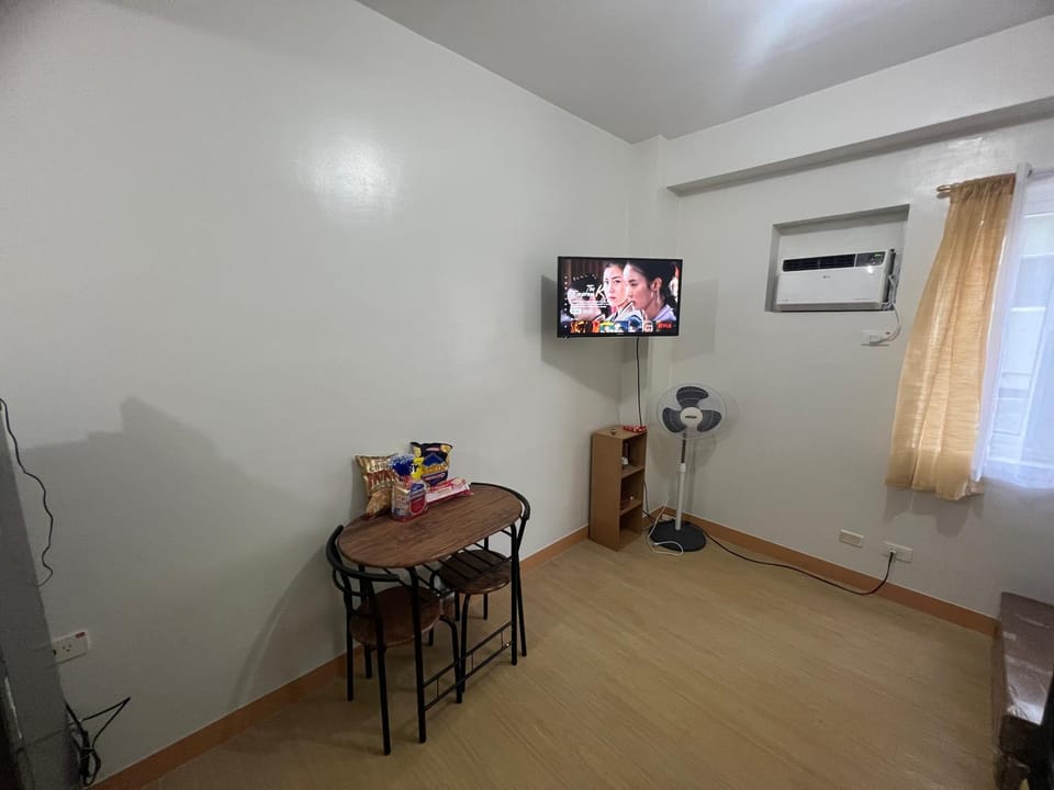 TV and multimedia, Seating area, Dining area