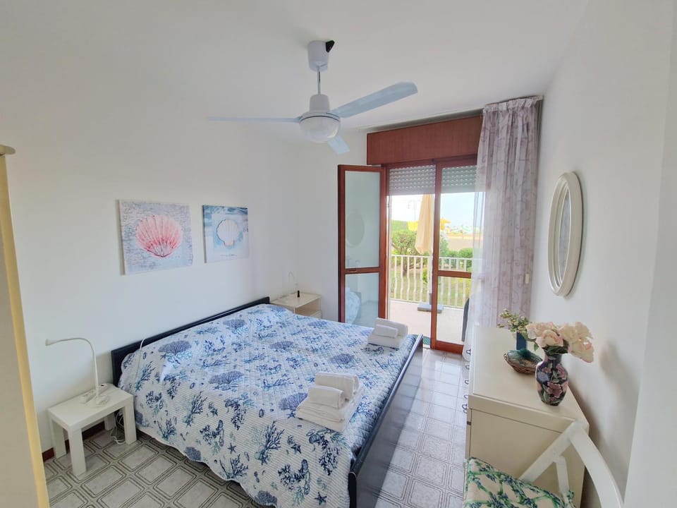 View (from property/room), Bedroom, Garden view, Sea view, heating, wardrobe