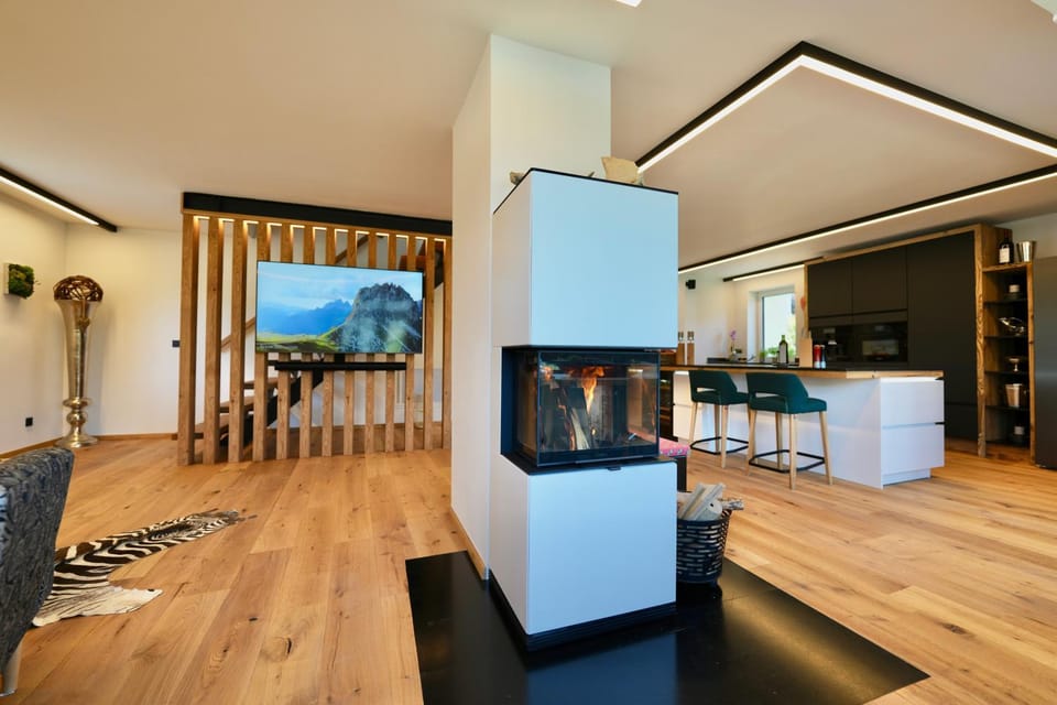 TV and multimedia, Living room, fireplace