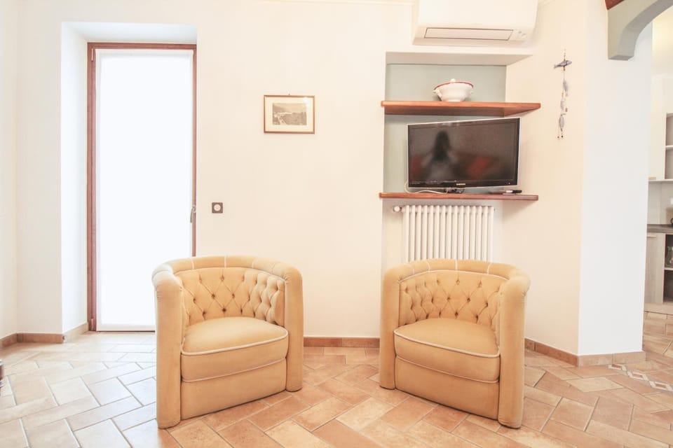 TV and multimedia, Living room, Seating area, air conditioner