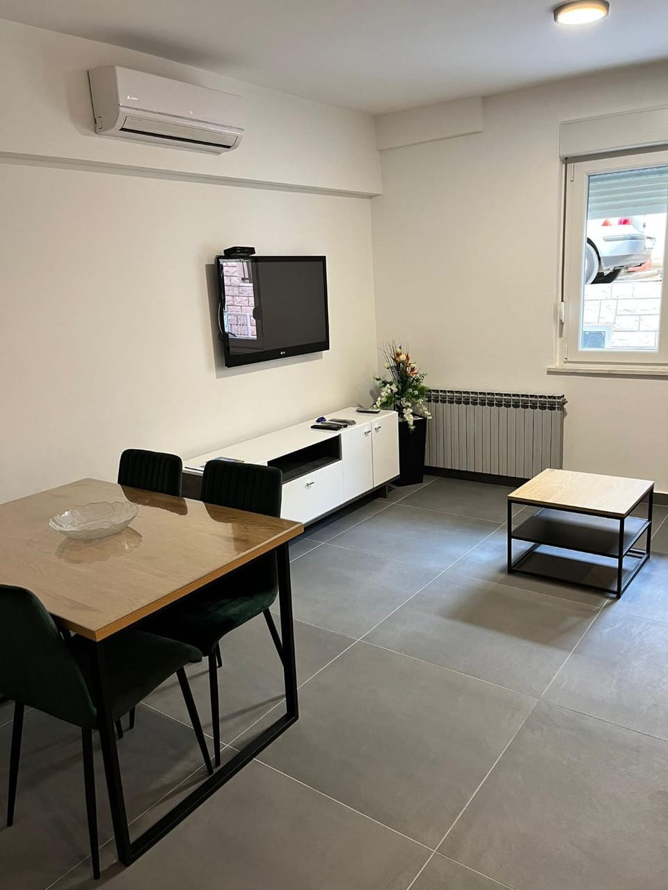 Communal lounge/ TV room, Living room, Seating area, Dining area, internet, air conditioner