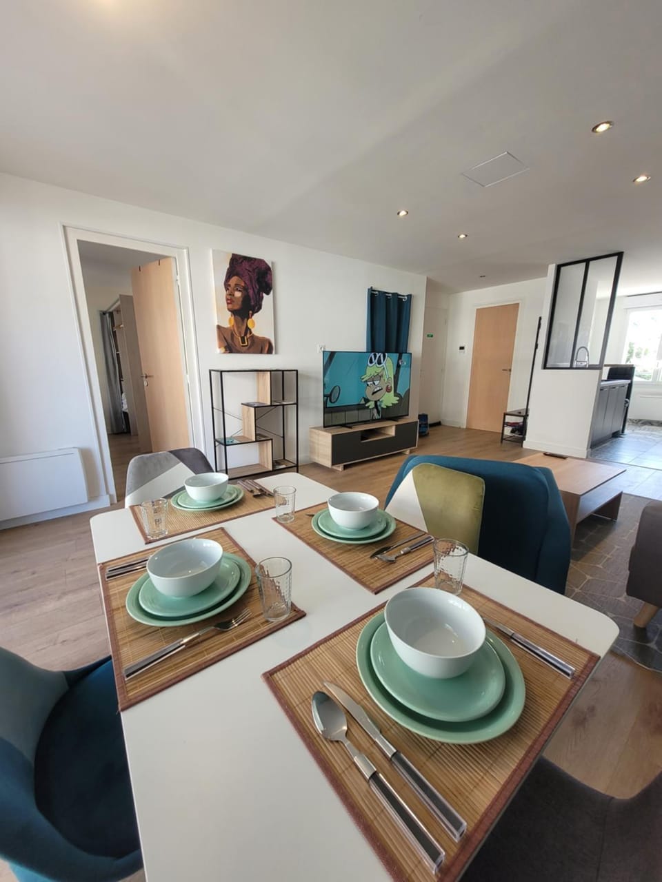 TV and multimedia, Seating area, Dining area