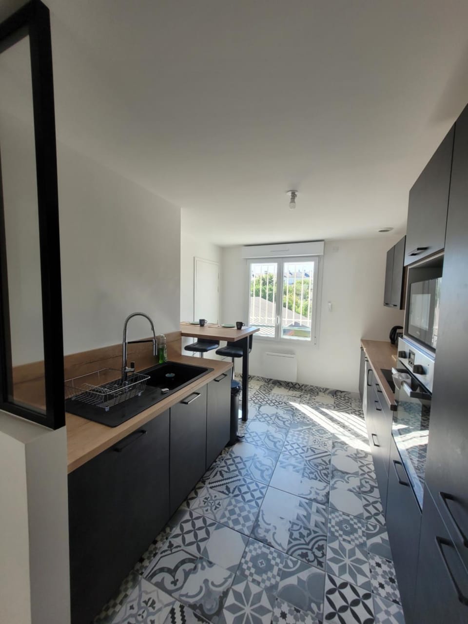 Kitchen or kitchenette, minibar, oven, stove
