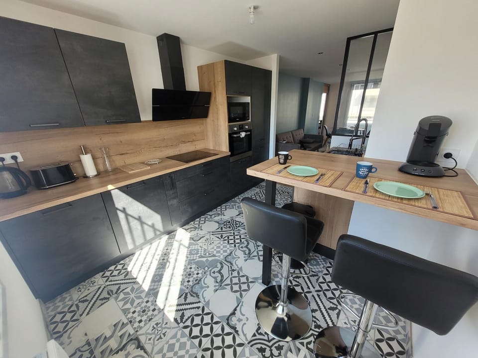 Kitchen or kitchenette, dishwasher