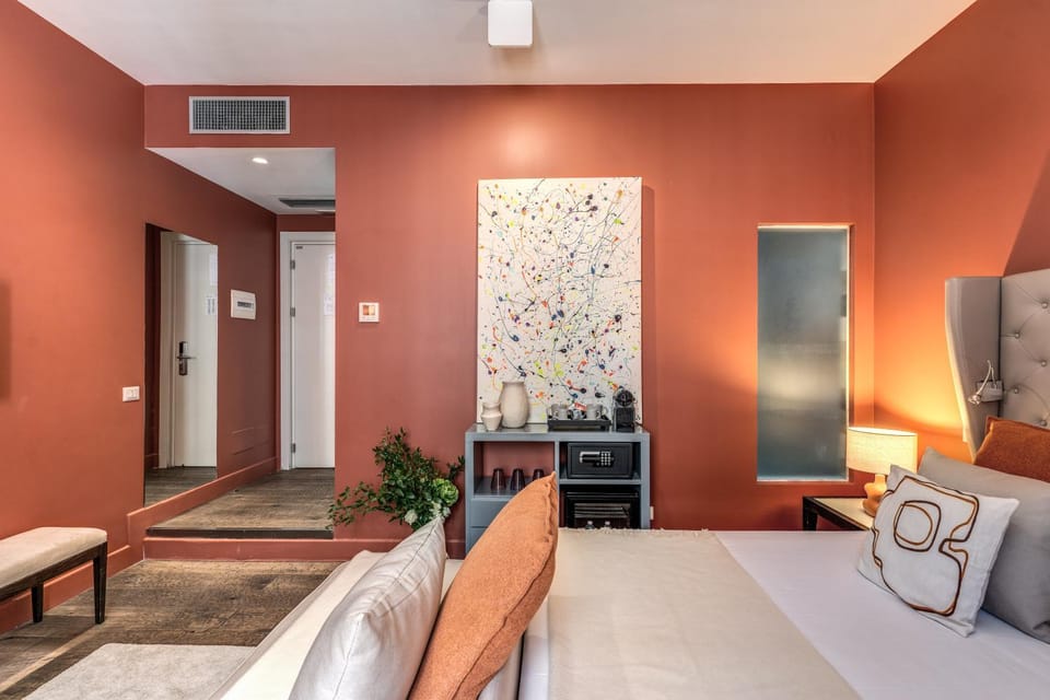 Bed, Coffee/tea facilities, Photo of the whole room, Decorative detail, Bedroom