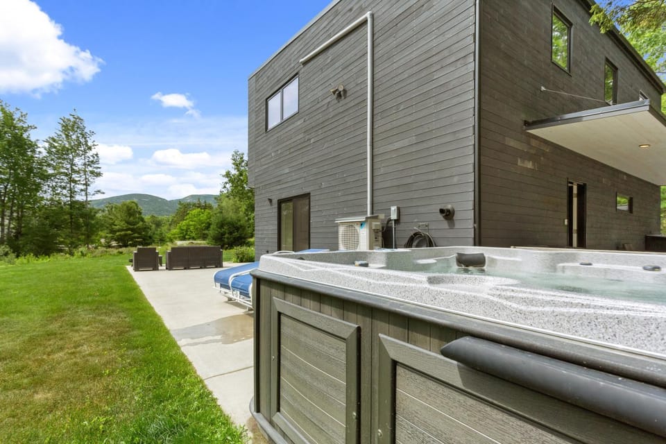 Property building, Hot Tub, sunbed