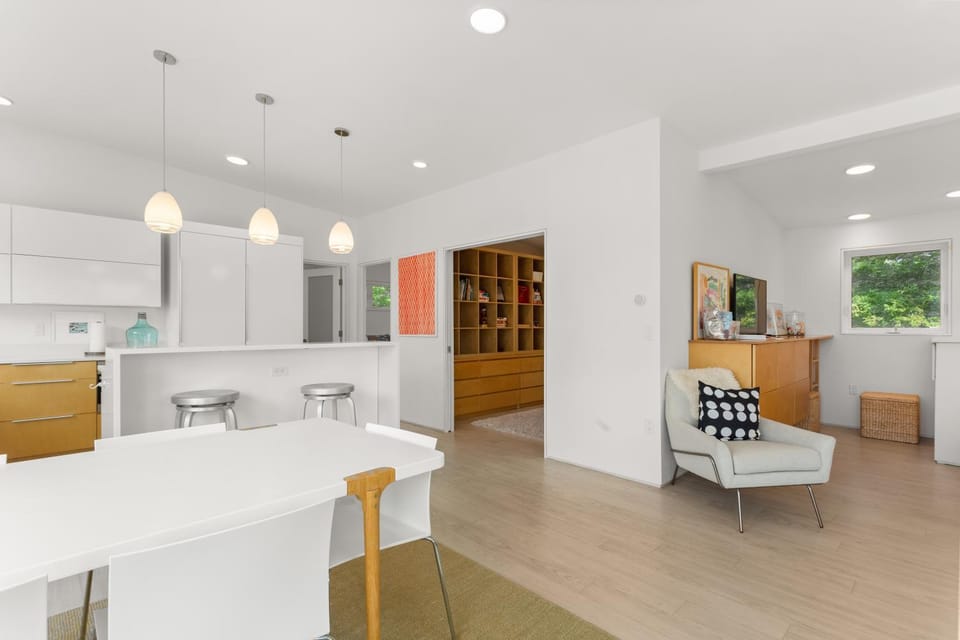 Kitchen or kitchenette, Photo of the whole room, Seating area, Dining area