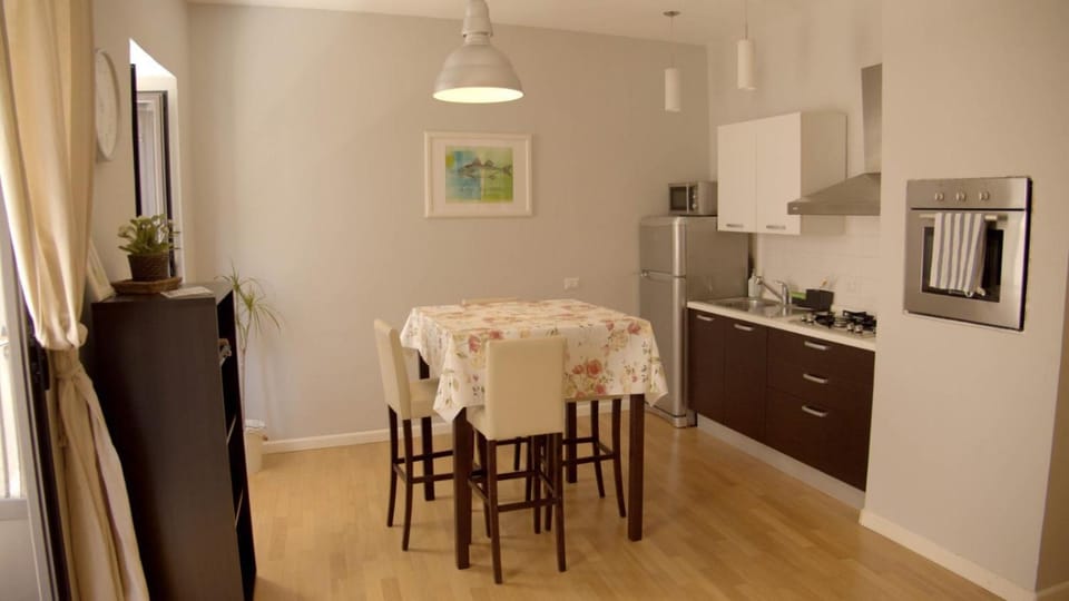 Kitchen or kitchenette, Dining area, minibar, pet friendly, stove