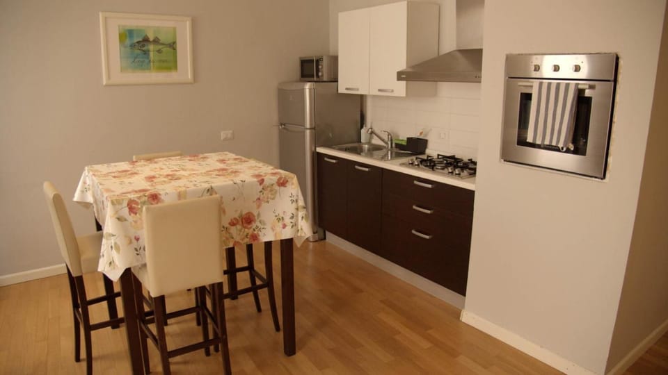 Kitchen or kitchenette, Dining area, minibar, pet friendly, stove