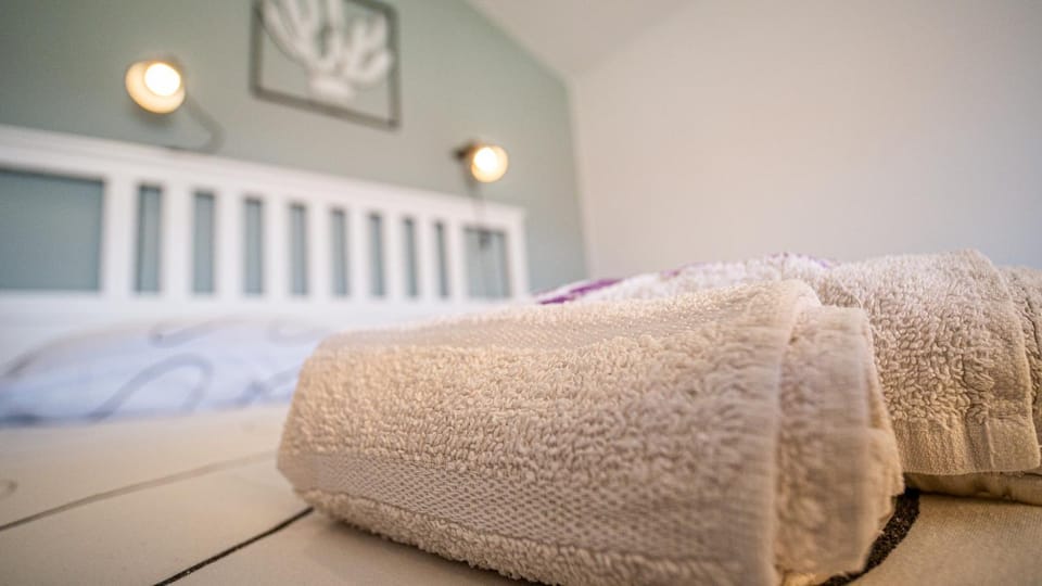 Bedroom, towels