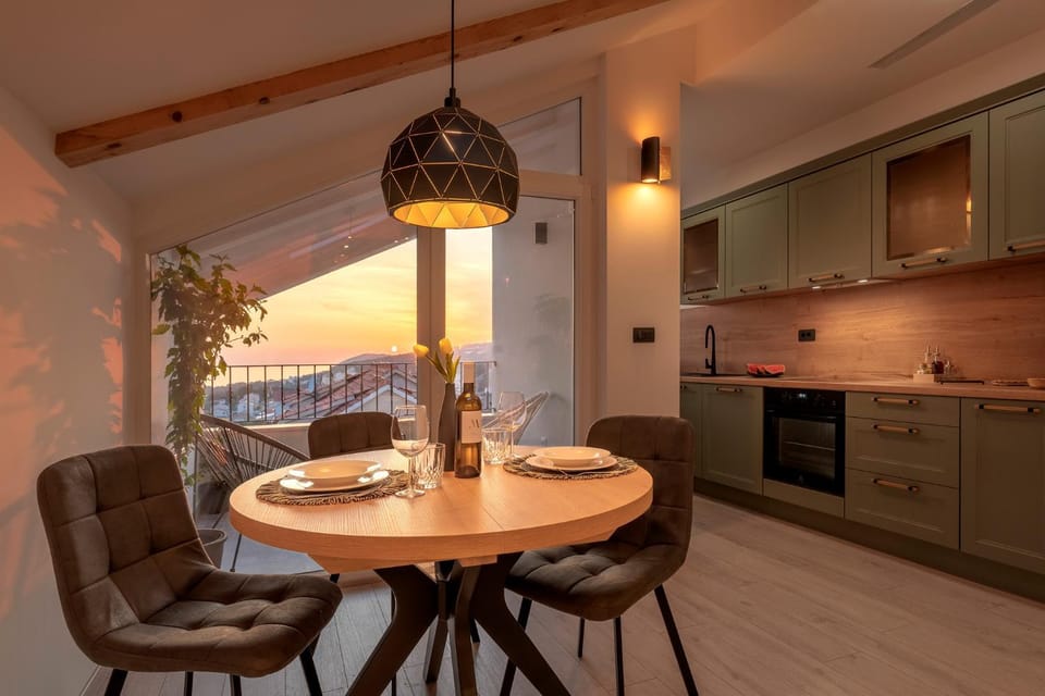Kitchen or kitchenette, Dining area