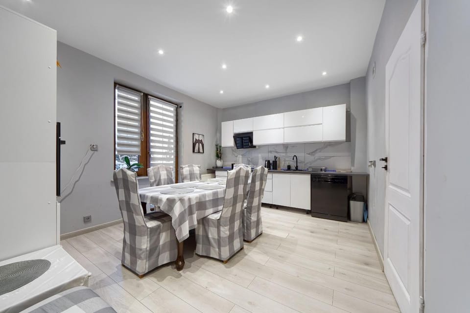 Kitchen or kitchenette, Seating area, Dining area