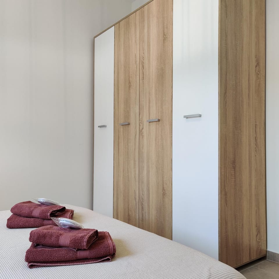 Bedroom, towels, wardrobe