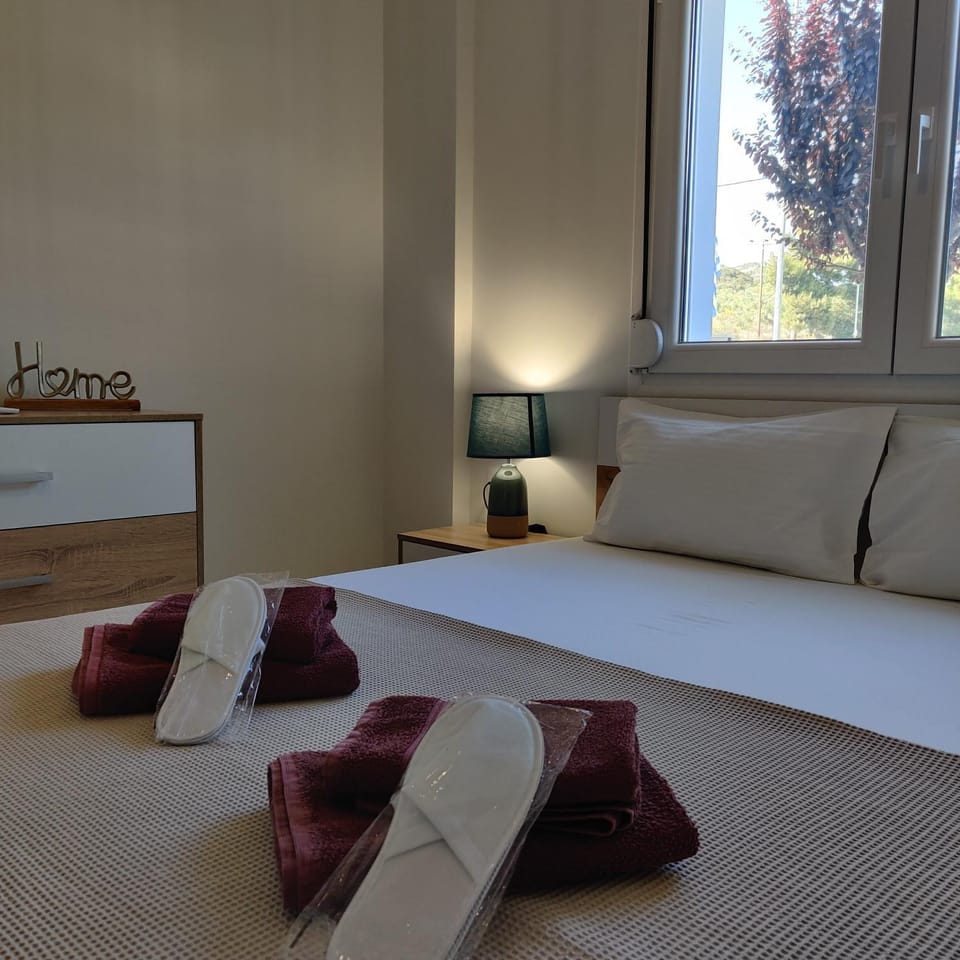 Bed, Bedroom, towels