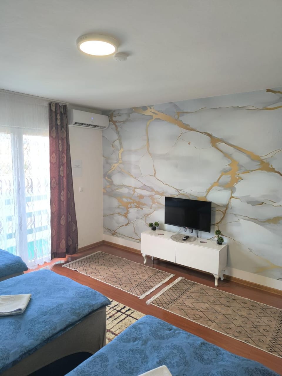 Communal lounge/ TV room, Bed, TV and multimedia, Photo of the whole room, Seating area, Evening entertainment, Bedroom