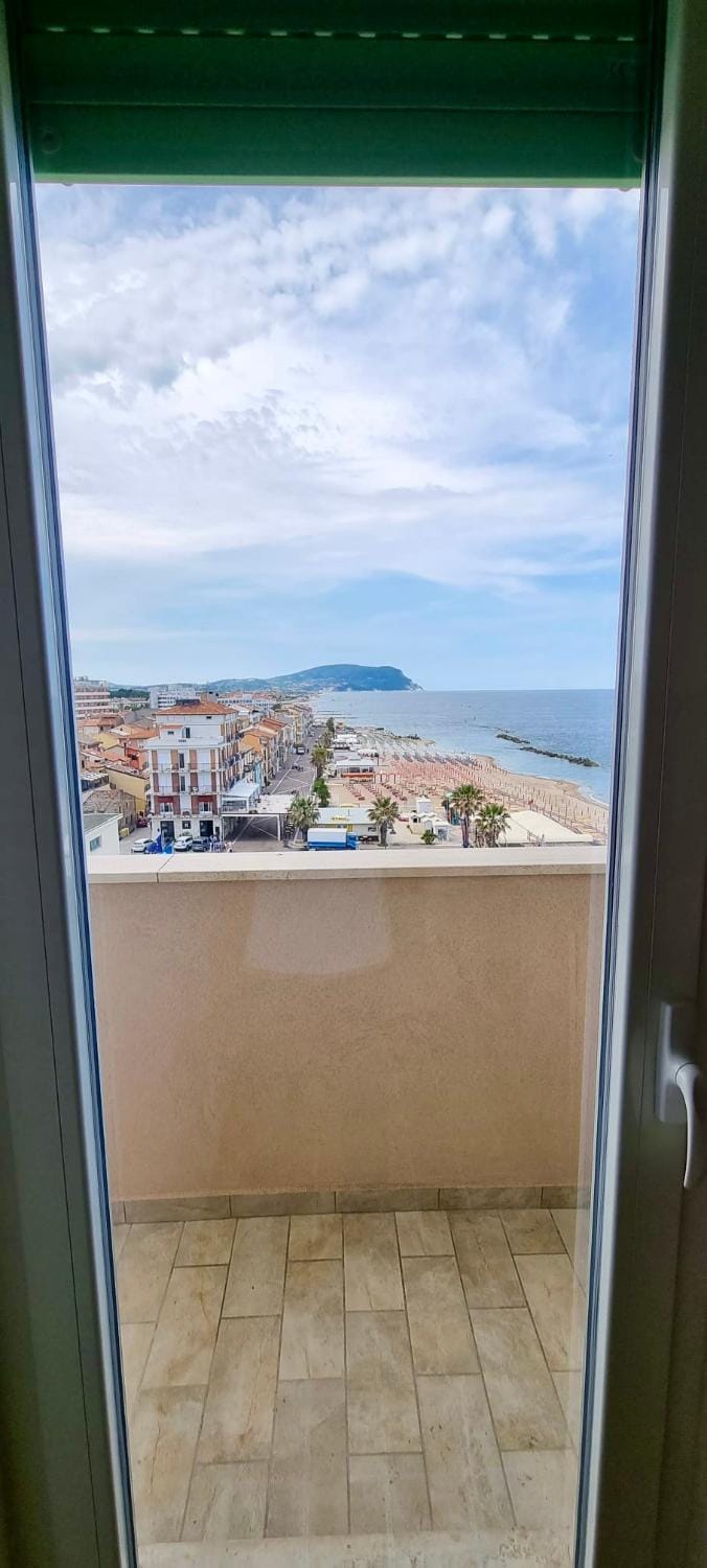 P012 - Porto Recanati, meraviglioso trilocale fronte mare Apartment in Porto Recanati