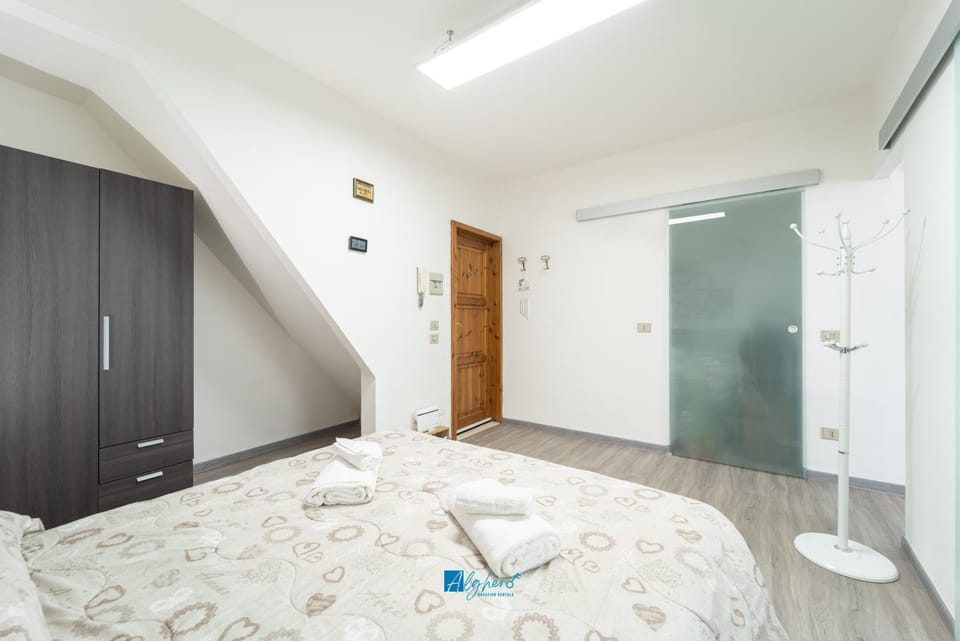Shower, Photo of the whole room, Bedroom, towels, wardrobe