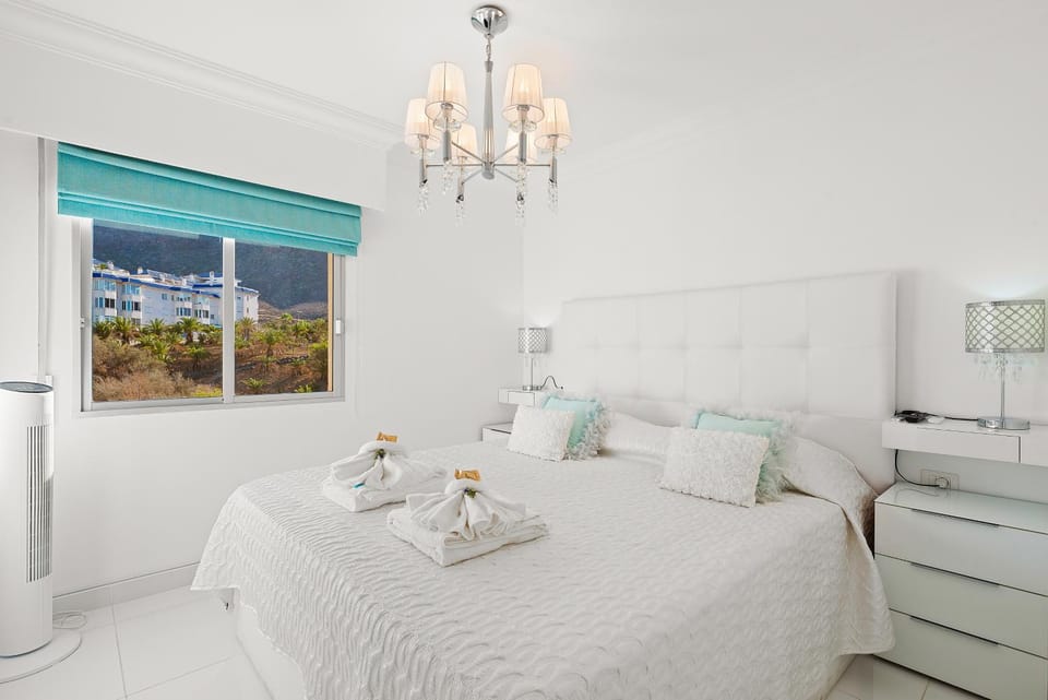 Bed, TV and multimedia, View (from property/room), Photo of the whole room, Bedroom, fireplace, towels, wardrobe
