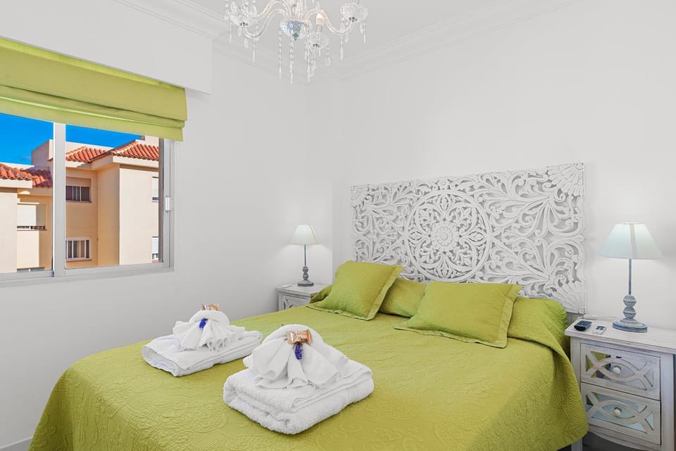 Bed, TV and multimedia, View (from property/room), Photo of the whole room, Bedroom, fireplace, towels, wardrobe