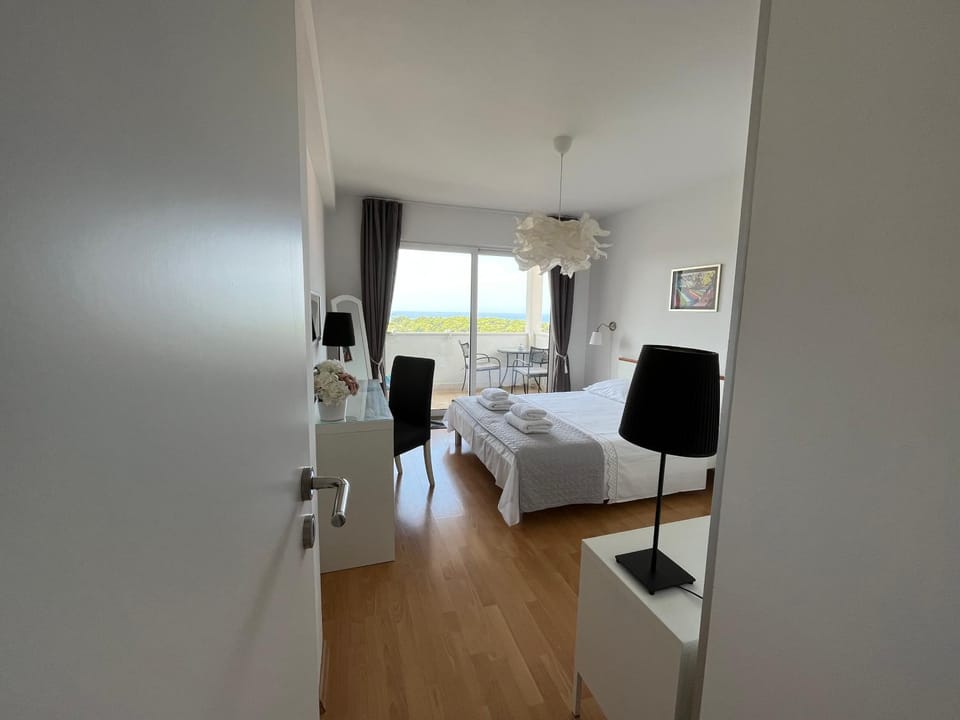 Bed, Bedroom, Area and facilities