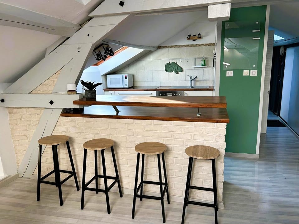 Kitchen or kitchenette, Lounge or bar