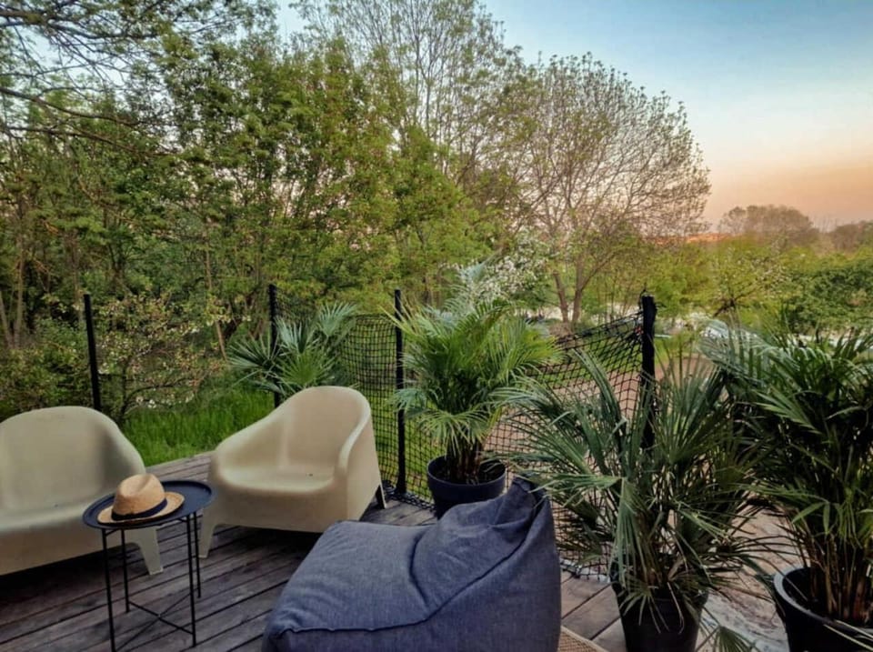 Spring, Day, Natural landscape, Garden, Living room, Seating area, Garden view, Sunrise, Sunset