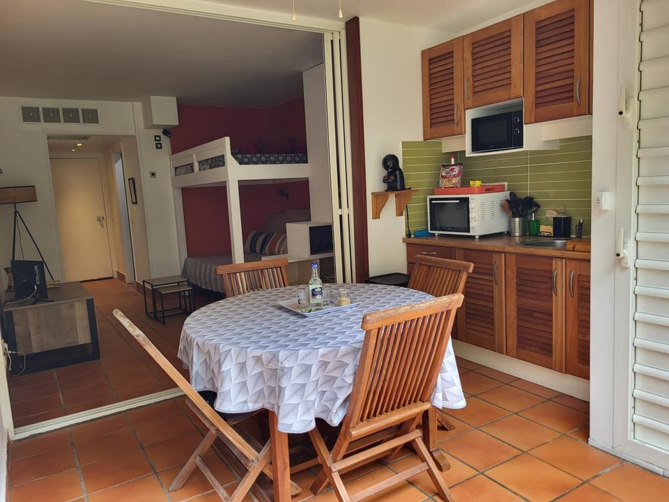 Kitchen or kitchenette, Dining area, oven
