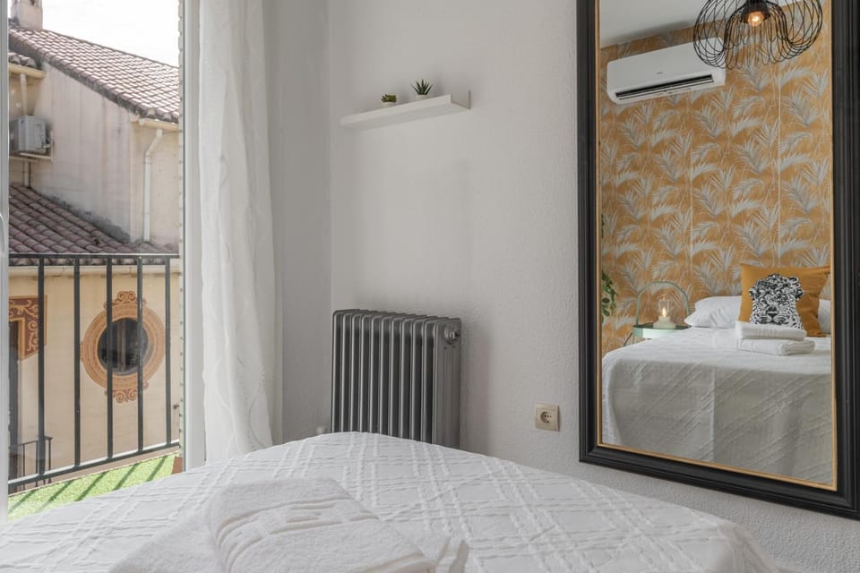 Photo of the whole room, Bedroom
