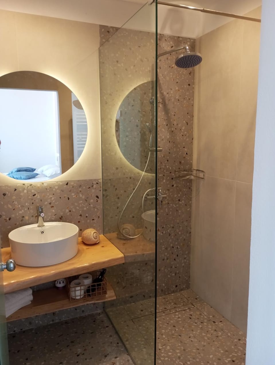 Shower, Toilet