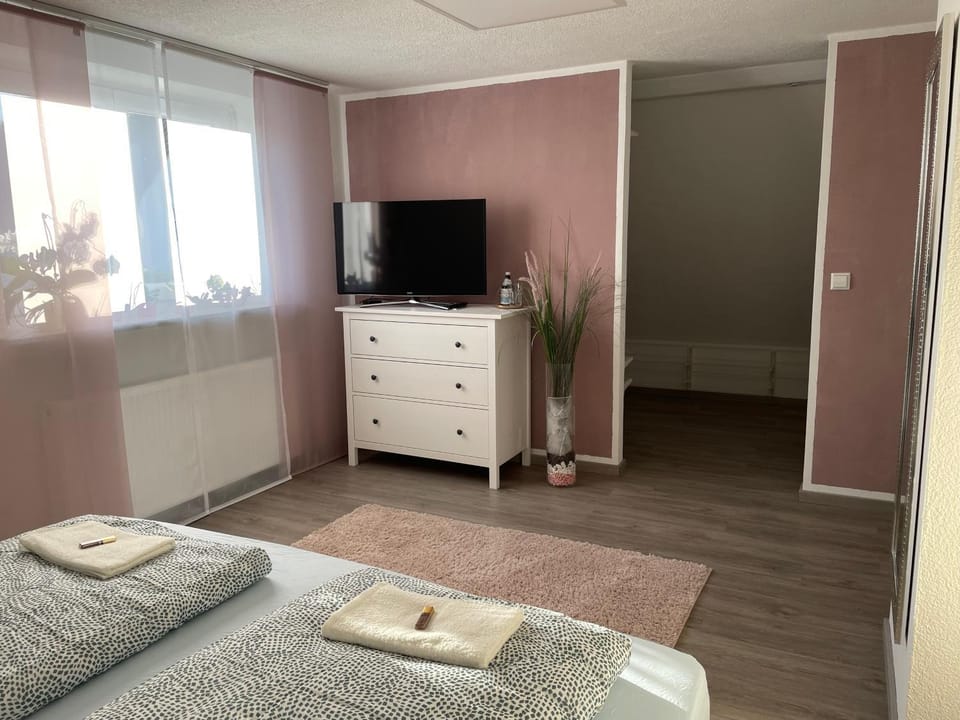 Bed, TV and multimedia, Photo of the whole room, Seating area, Bedroom, towels, wardrobe