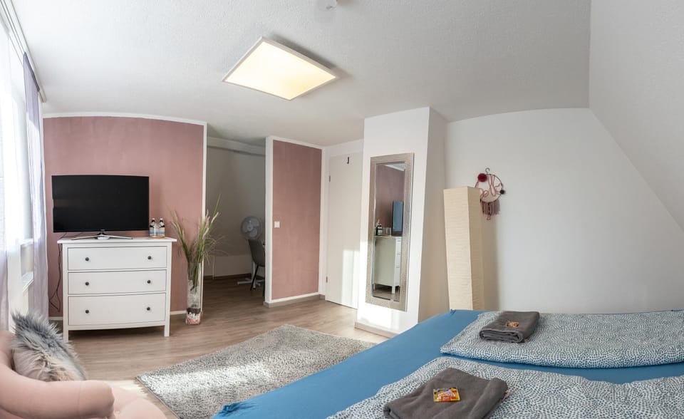 Bed, TV and multimedia, Photo of the whole room, Bedroom