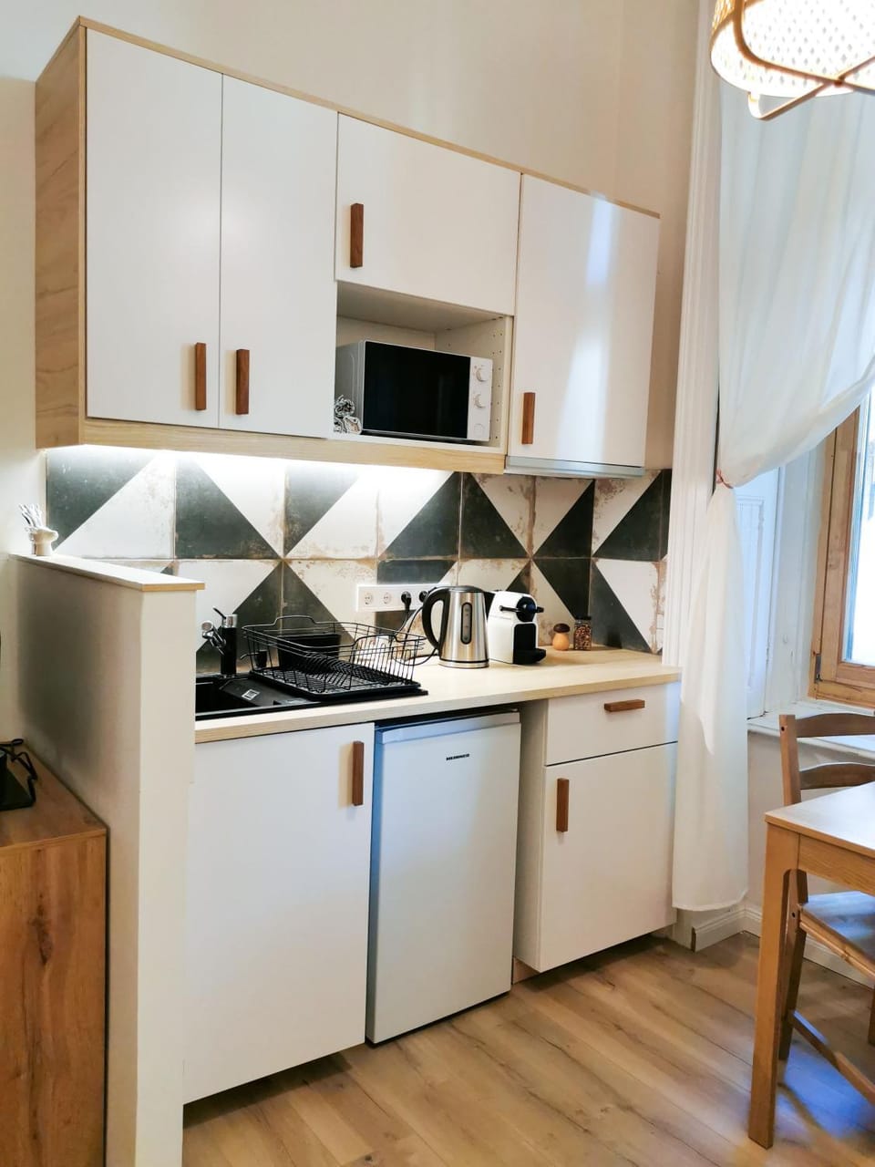 Kitchen or kitchenette, minibar