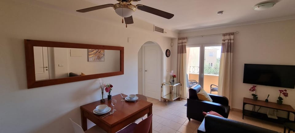 TV and multimedia, Seating area, Dining area, fireplace