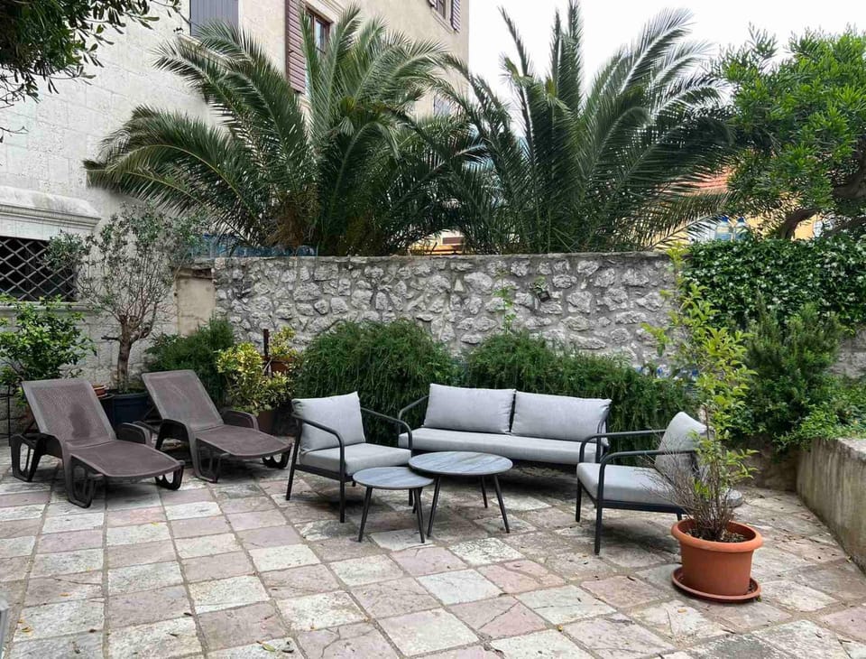 Palac M Studio Apartments Apartment in Dobrota