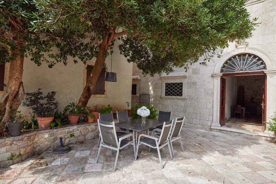 Palac M Studio Apartments Apartment in Dobrota