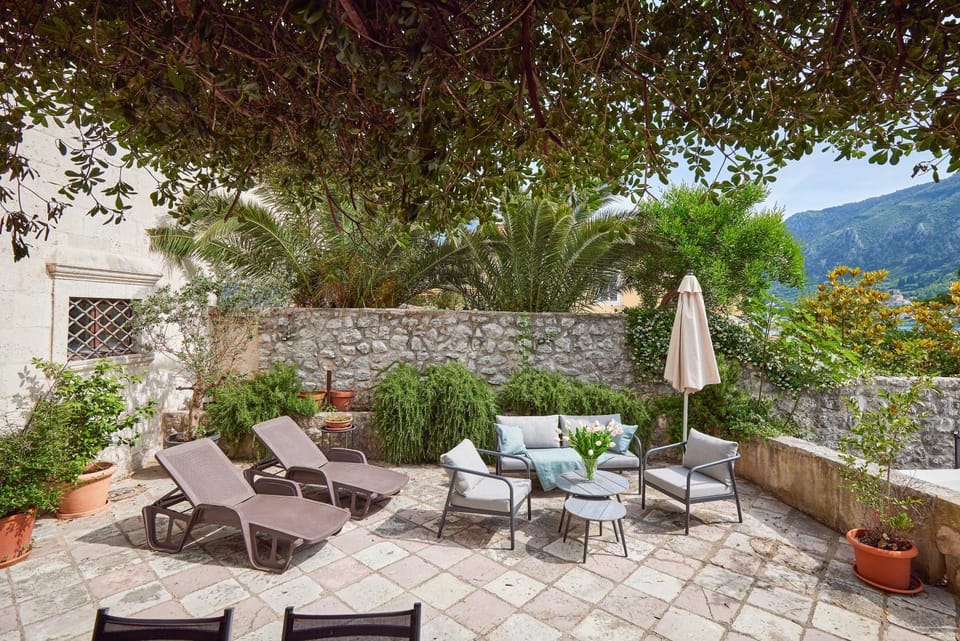 Palac M Studio Apartments Apartment in Dobrota