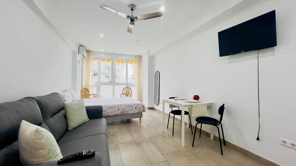 Bed, TV and multimedia, Photo of the whole room, Seating area, Dining area, Bedroom, fireplace, air conditioner
