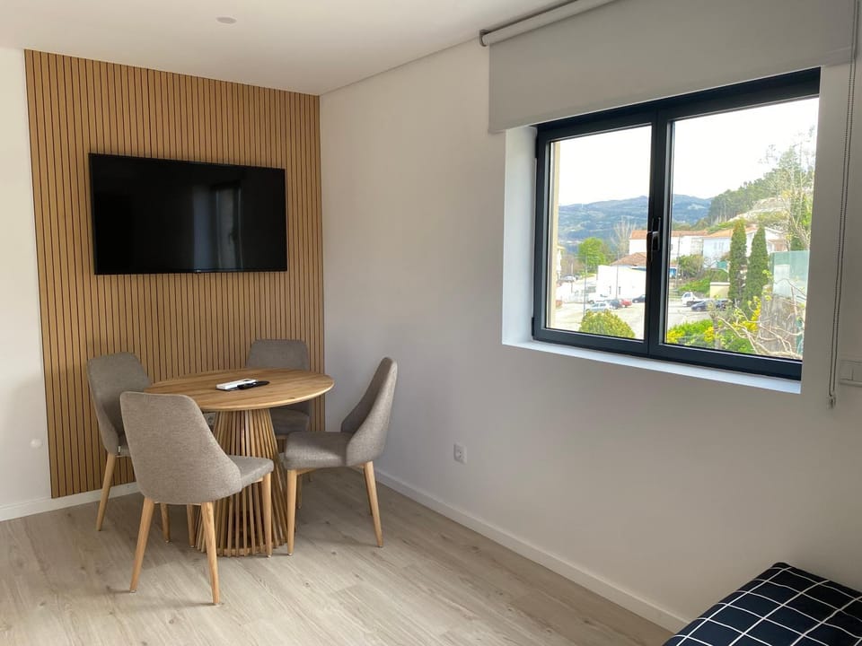 Communal lounge/ TV room, TV and multimedia, Living room, Dining area, Mountain view