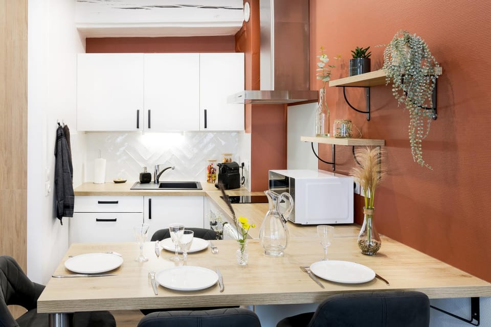 Kitchen or kitchenette, Dining area, minibar