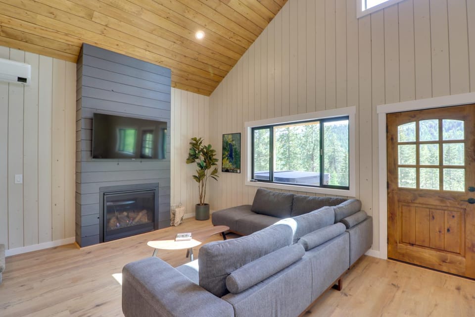 Lakeside Cabin w/ Hot Tub: 3 Mi to Flathead Lake! Cabin in Flathead Lake