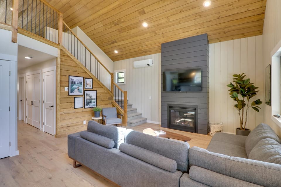 Lakeside Cabin w/ Hot Tub: 3 Mi to Flathead Lake! Cabin in Flathead Lake