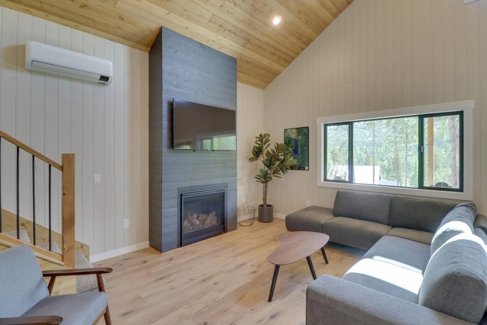 Lakeside Cabin Retreat w/ Private Hot Tub! Cabin in Flathead Lake