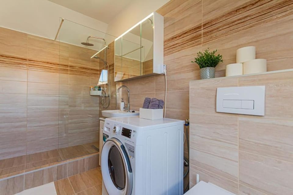 Roomy apartment 80sqm at city center FREE PARKING space, AC & balcony, Separate AC in all four rooms Apartment in Budapest