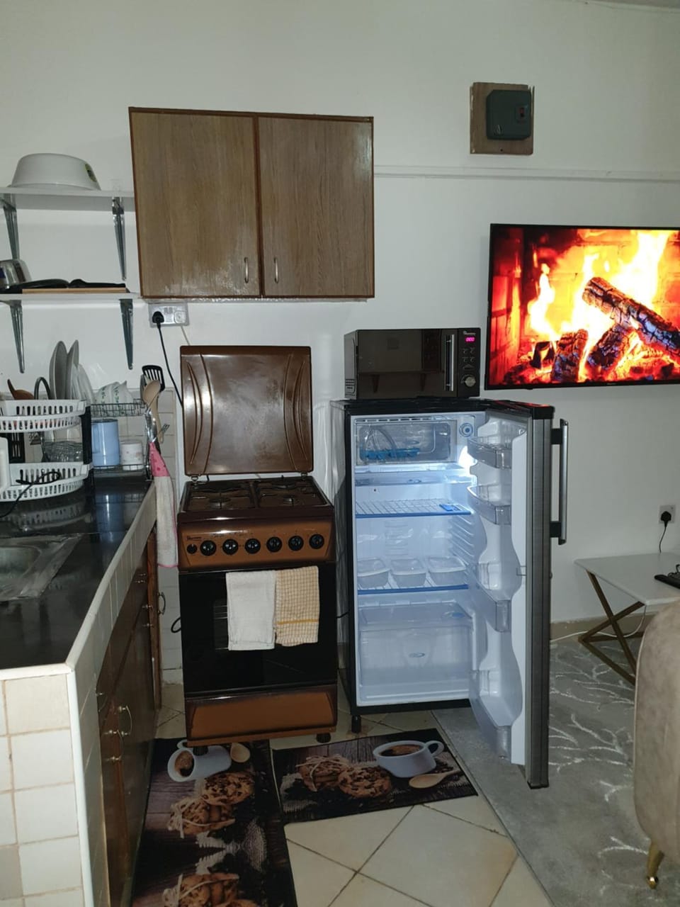 Kitchen or kitchenette, minibar