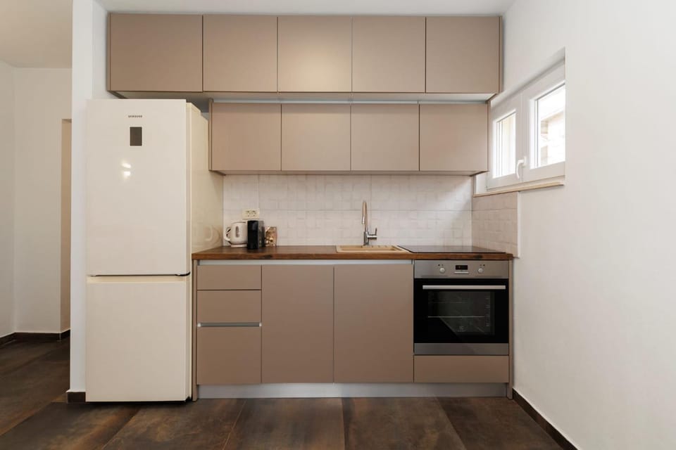 Coffee/tea facilities, Kitchen or kitchenette, dishwasher, oven, stove