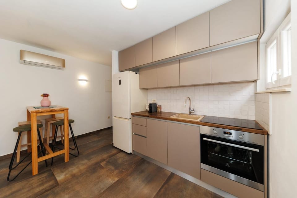 Kitchen or kitchenette, dishwasher, oven, stove