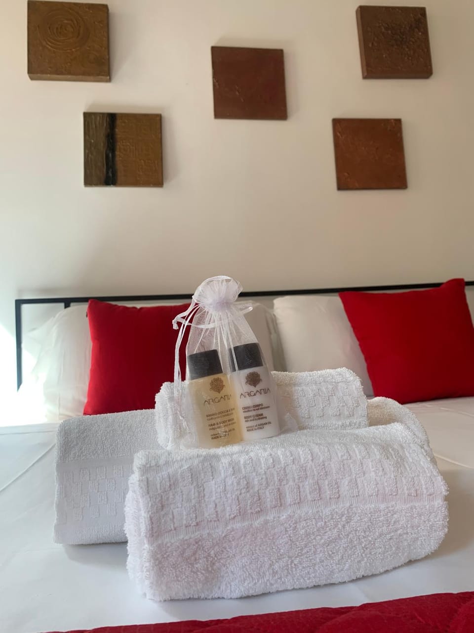 Bed, Bedroom, towels