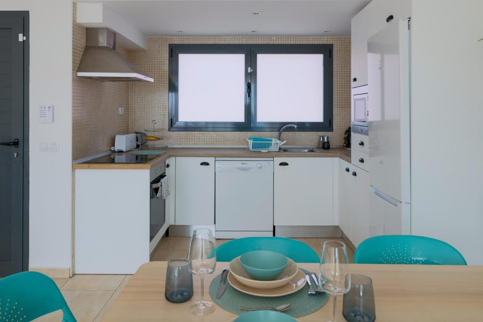 Kitchen or kitchenette, Dining area, minibar, pet friendly, stove
