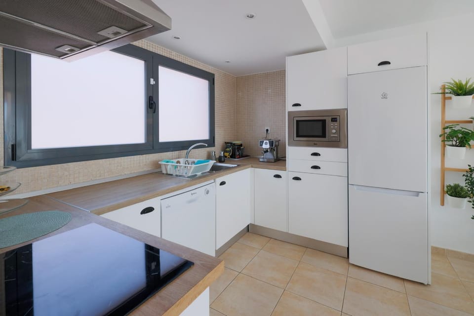 Kitchen or kitchenette, dishwasher, minibar, stove