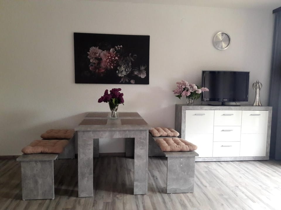 TV and multimedia, Seating area, Dining area